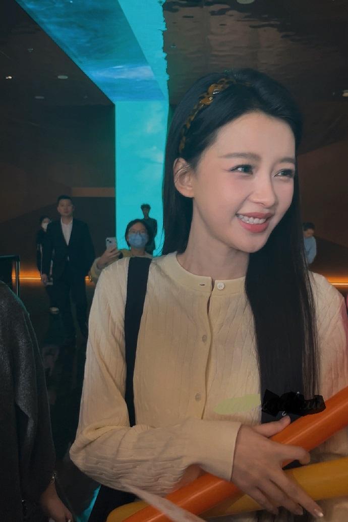 最近孙怡在录制浪姐的时候搭配的很显年轻，确实是很有魅力，像个年轻的少女。孙怡