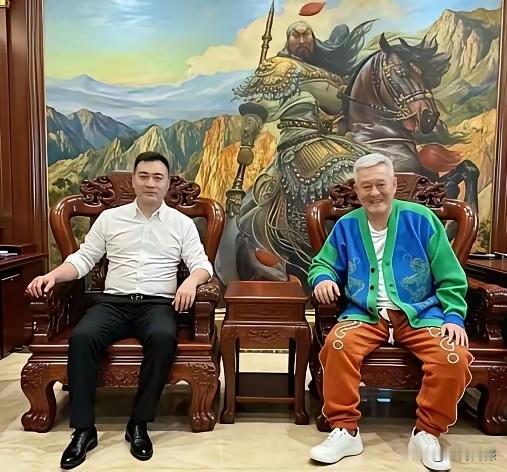 本山大叔老了，穿衣服也随便了，衣服怎么舒服怎么穿了，当一个人到了他这种境界的时候