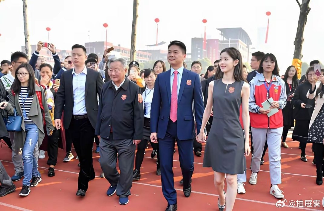 52岁的刘强东堪称全网最幸福的男人了：第一、70多岁的父母健在，还能在京东园区厨房帮忙干活，分担压力