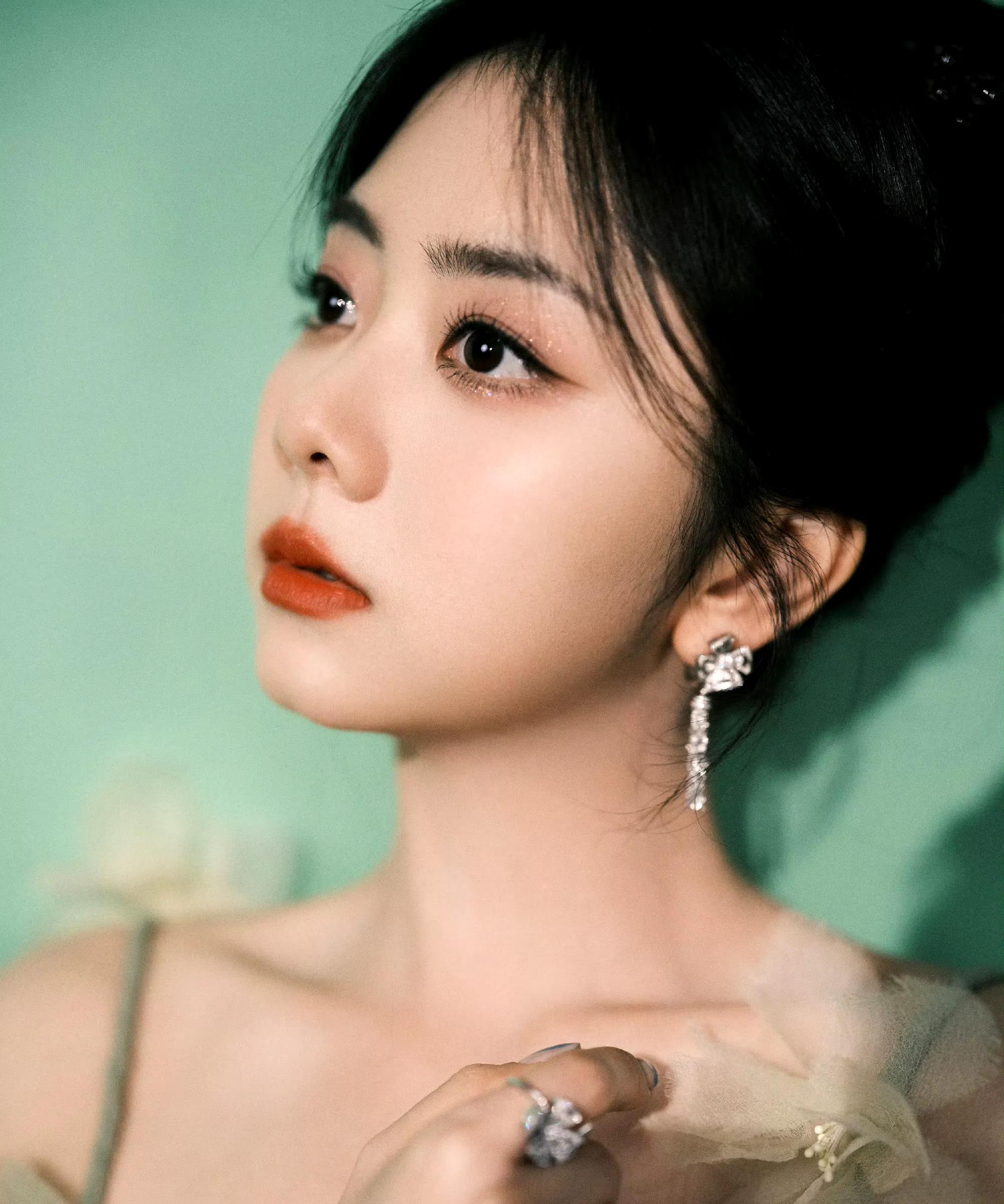 谭松韵应该是唯一一个年过三十演学生不出戏的人她的娃娃脸太有少女感了在《以家人
