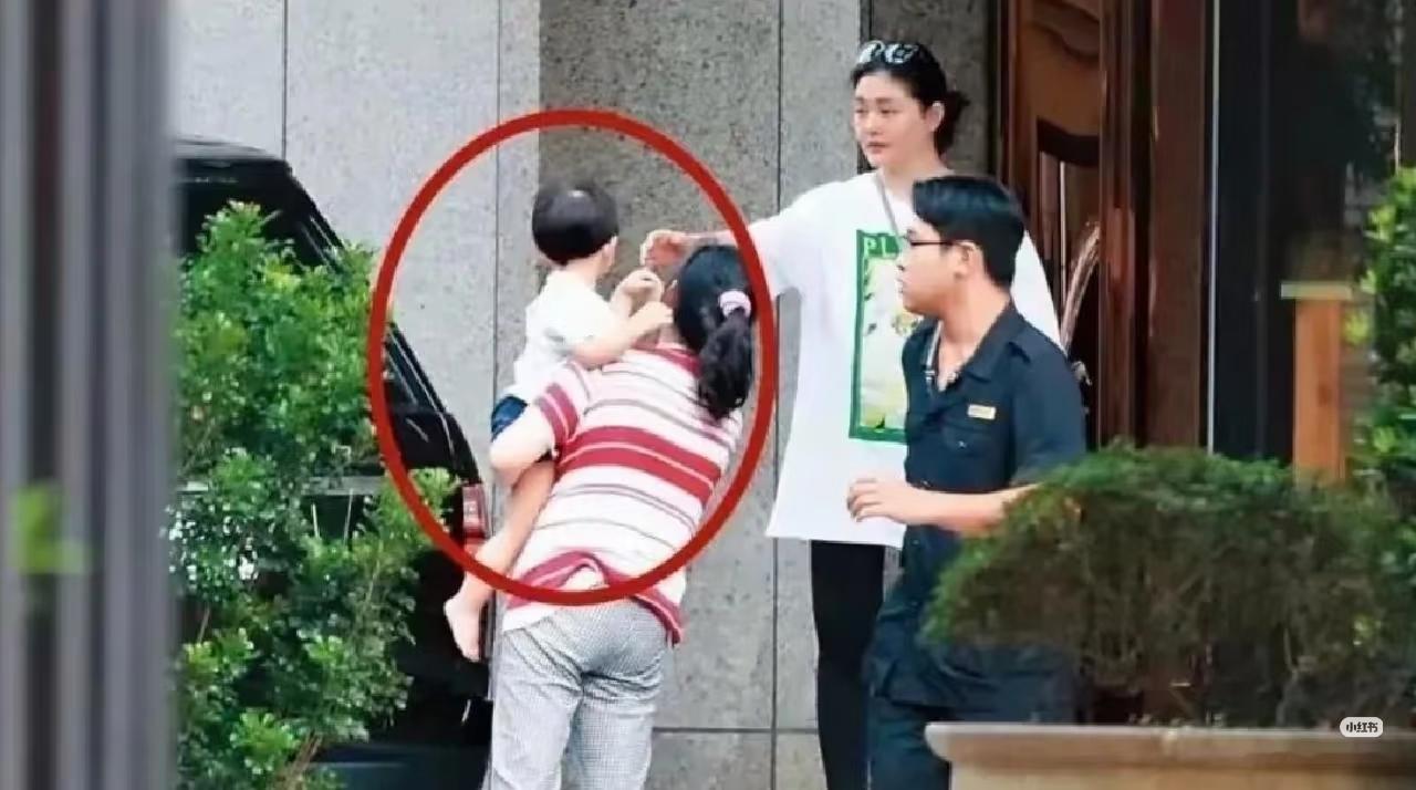 有保姆照顾孩子的起居，她后期又没有什么工作，她应该更有精力去发现孩子发育的事情啊