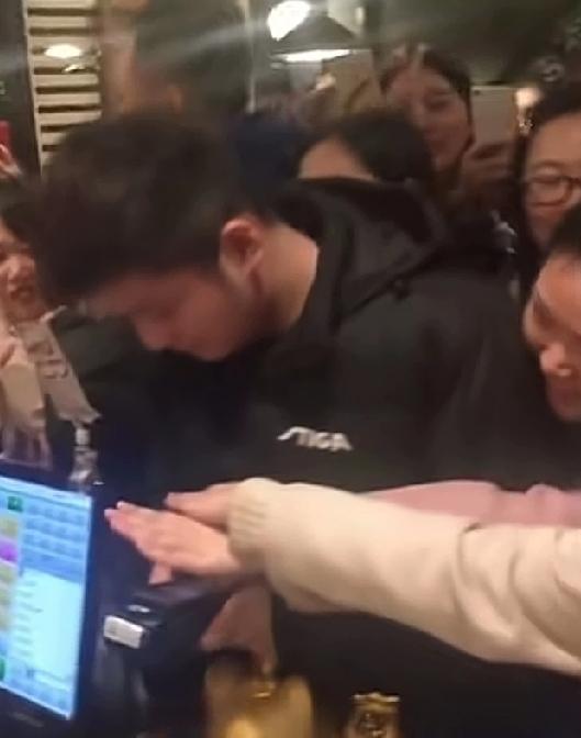 哈哈，小胖樊振东太好笑了。现场吐槽都凑那么近，手机密码都要曝光了。请球迷吃饭的