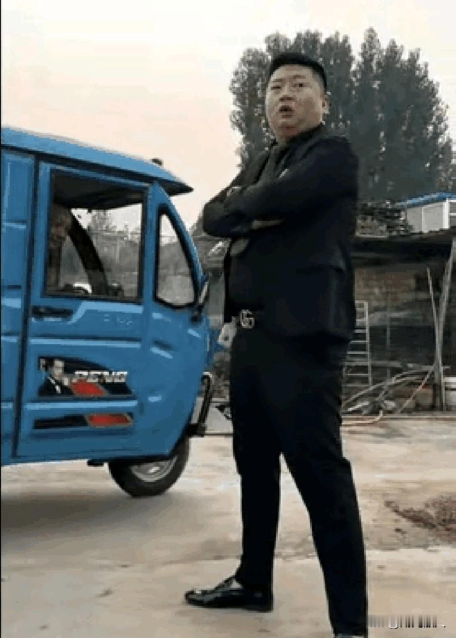 人呢？都跑哪去啦？十年前，别人买个麻木都围一圈人。今个儿哥买了小车回来了。咋