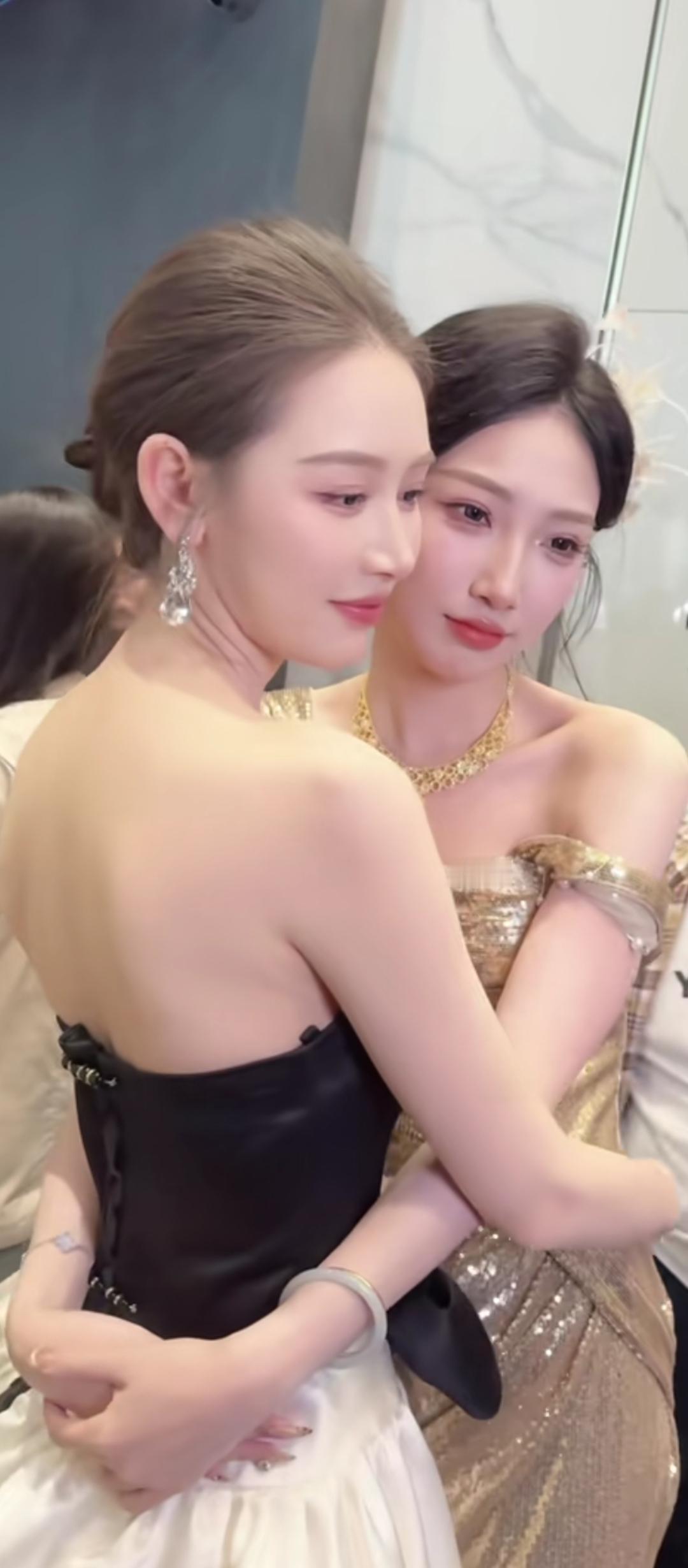 玉人相对，笑语盈盈。