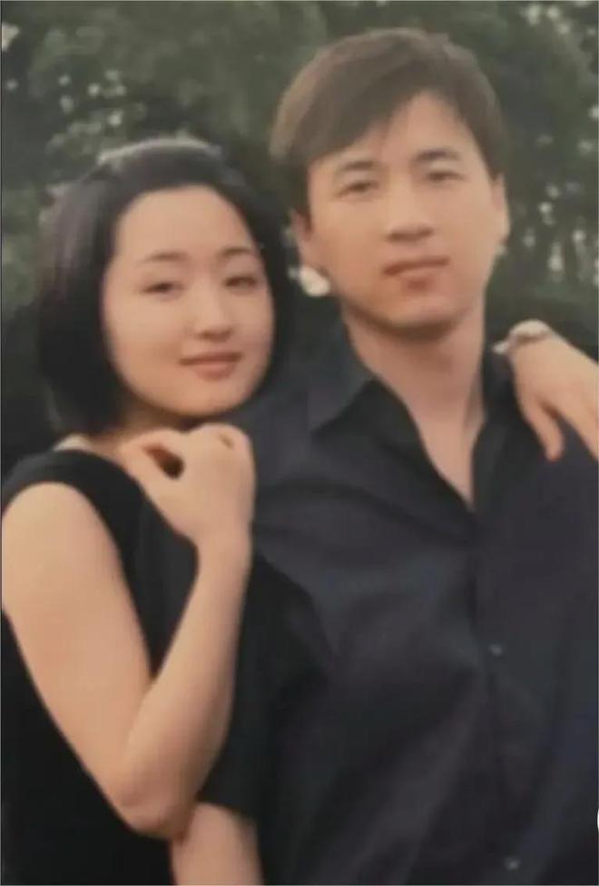 看到杨钰莹和赖文峰年轻时的合照，俩人在外形上挺般配的。​​​