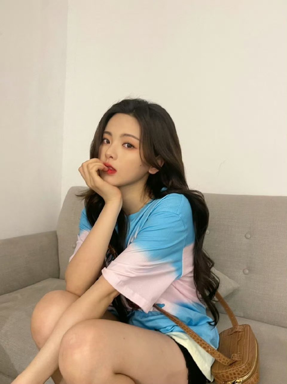 杨超越～～杨超越才发现照片里的虫子杨超越​​​