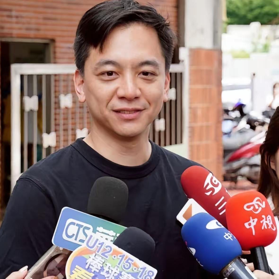 牛煦庭当了国民党的发言人，当然还有另一位是新北市议员江怡臻，这两人都经常参加赵少