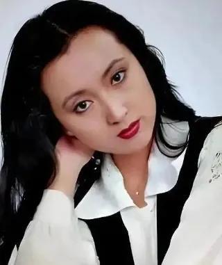 世间真有这样的巧合。长得像罢了，陈晓旭死后的第二天，竟是白陌的生日。都说是陈晓旭
