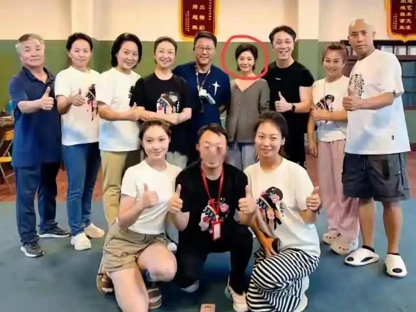 直到看见《主角》合照，才发现刘浩存的头有多小，就像单独开了小头特效一样