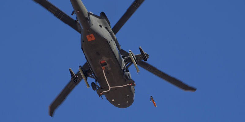 MD三等人首次使用AH-64E“守护者阿帕奇”武装直升机发射无人机，该无人机属