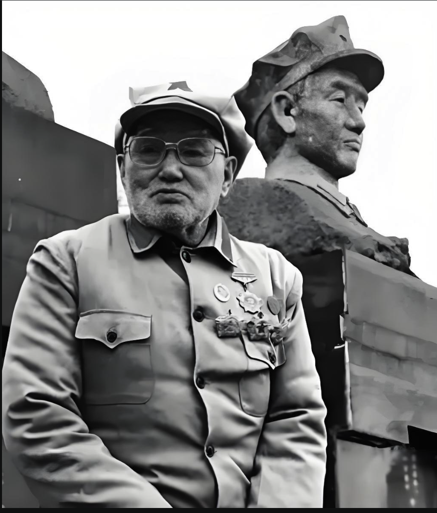 1940年，刘洪才外出侦察敌情，返程途中，遇到了五个形迹可疑的民兵，他看了对方一