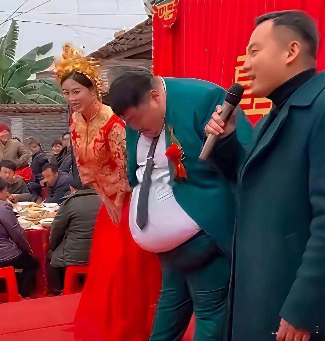 婚礼现场新郎体型行礼弯腰都费劲，这种状态健康真的没问题么