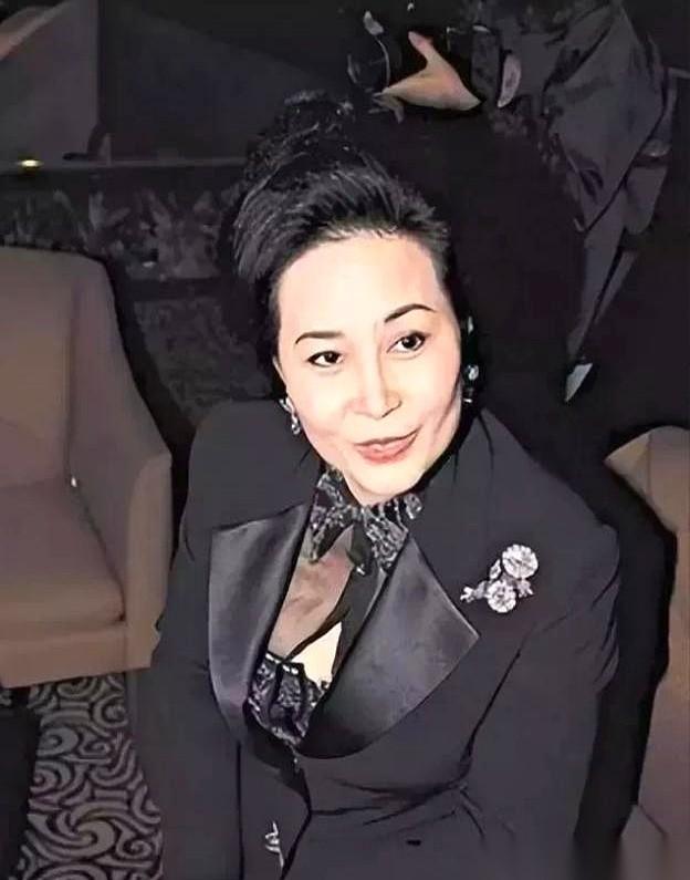 “我不能一辈子当和尚。”这是36岁的何鸿燊，对着病床上为他生儿育女、陪他打下江