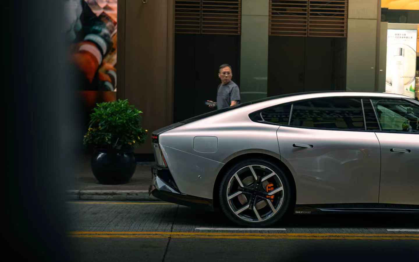 这么一对比就知道绿牌真不好看[doge]今日香港街头惊现全新小鹏P7，其既未来又