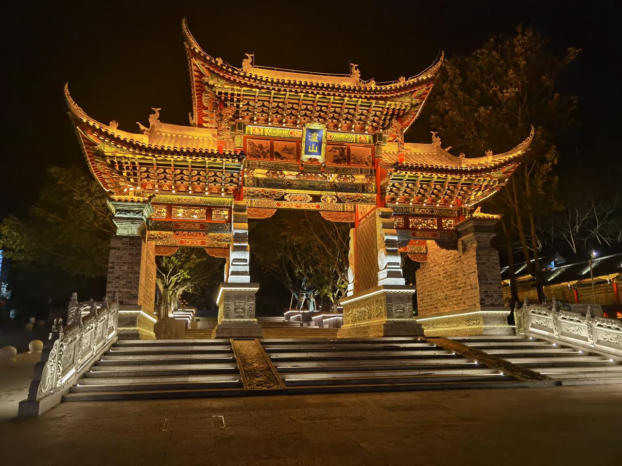 图1，西昌瀘山美丽夜景图2，3，西昌邛海边土菜馆图4，6，西昌邛海夜景灯光秀