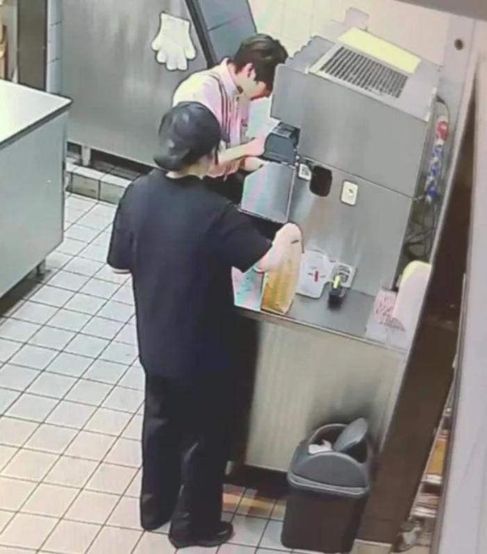 郑州周女士高速上喝下去的可乐，后厨监控里藏着让人反胃的画面，要不是她十几岁的女儿