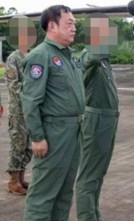 薄其文是南部战区航空兵某团的特级飞行员，1984年招飞入伍，2023年7月达到最