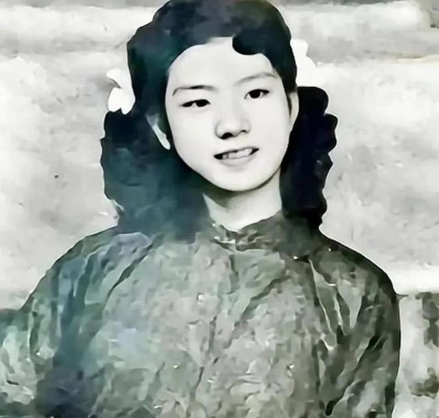 1949年，军统特务毛森抓到了一个交际花小姐，在审讯期间，毛森扒下她的衣服，露出