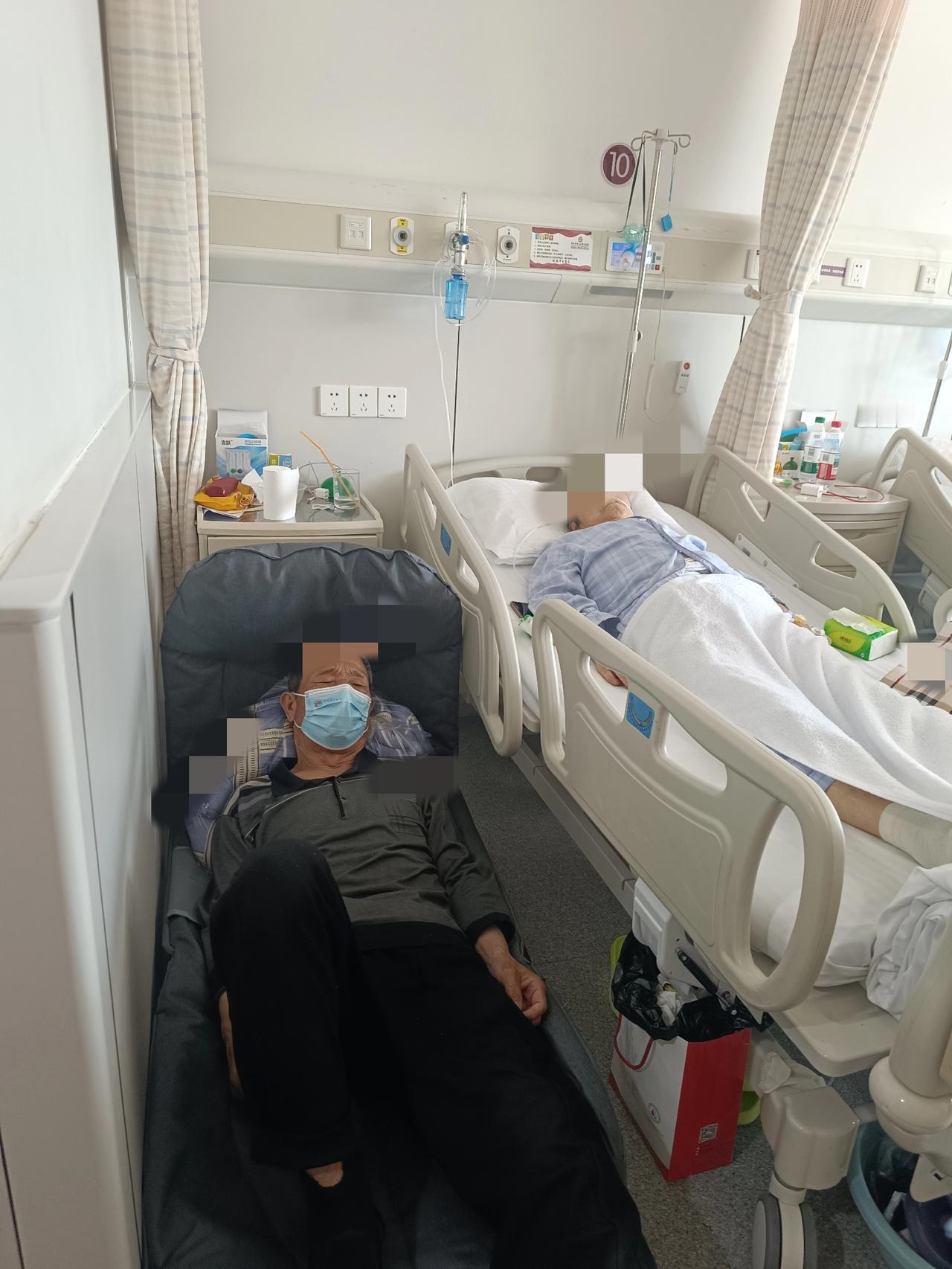 大妈今年70多岁了，她做了心脏搭桥手术，从丨CU出来后，老伴一直在护理大妈，老伴
