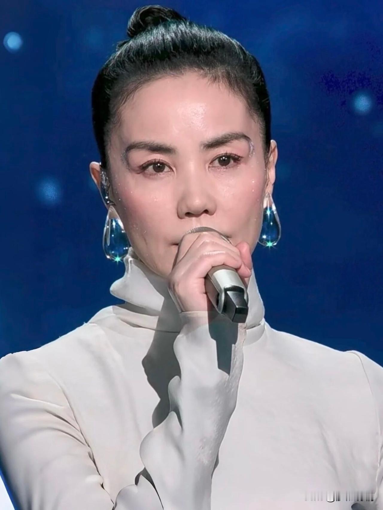 建议王菲，以后还是别上春晚了吧！千盼万盼，终于在春晚上看到了天后王菲。实话实说