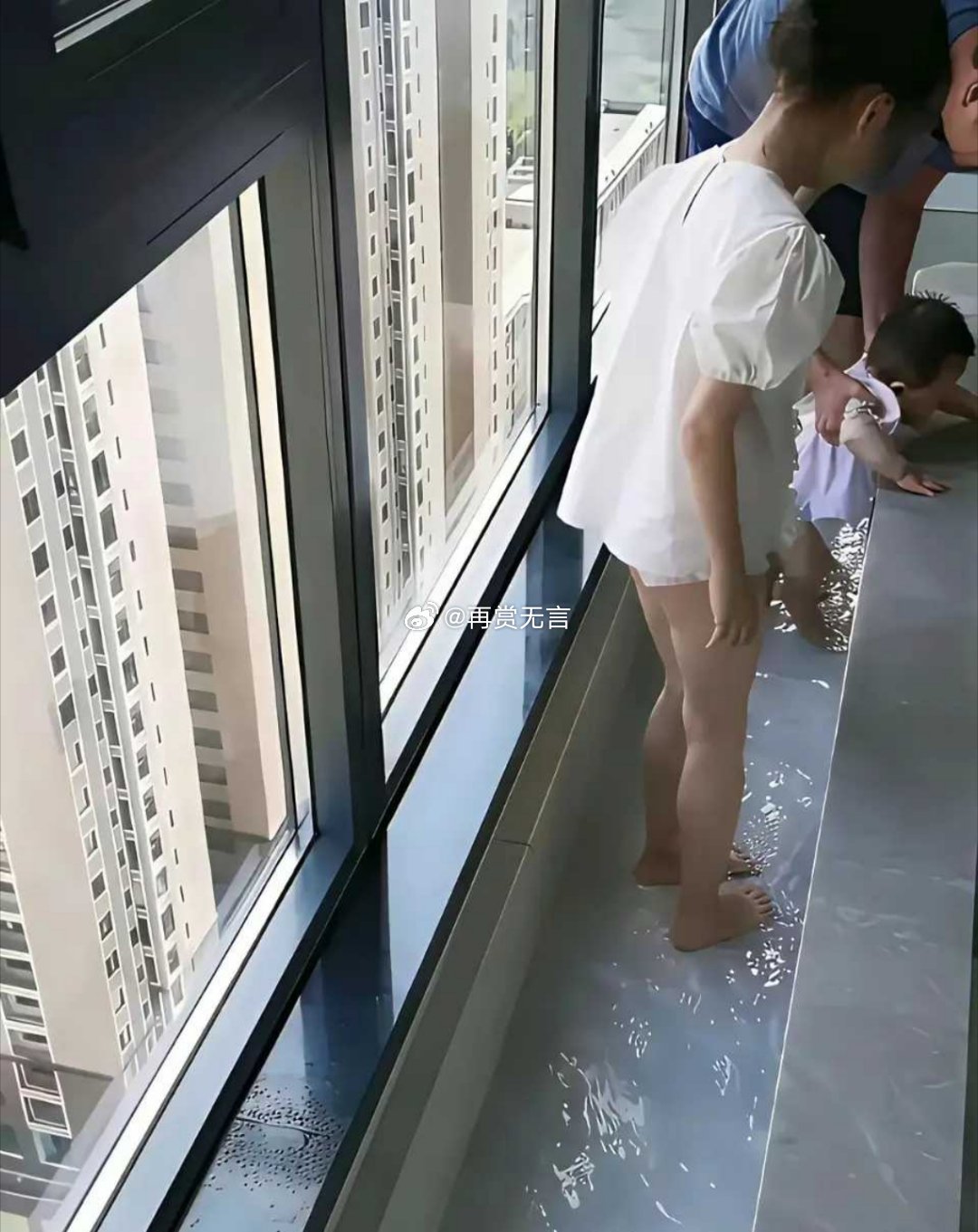 我们给家里的孩子，设计了一个小水沟用来玩耍，居然被楼下邻居投诉了。这是我们家的事