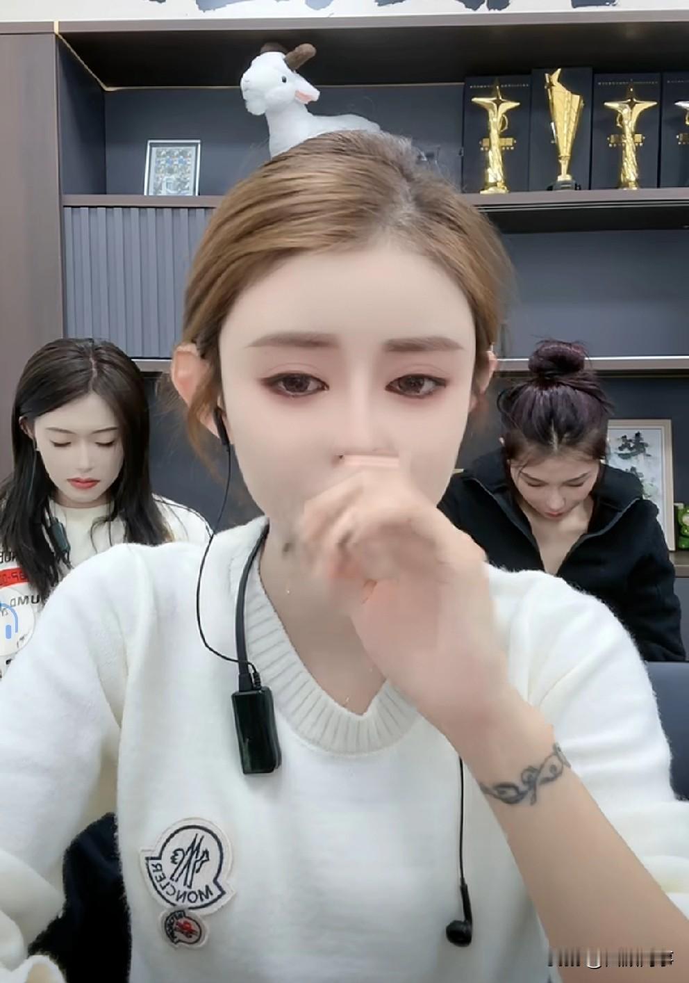 腿腿喊话感谢外界所有眼红打压我们的人，虽然我们只有100万粉丝，但不怕你们！