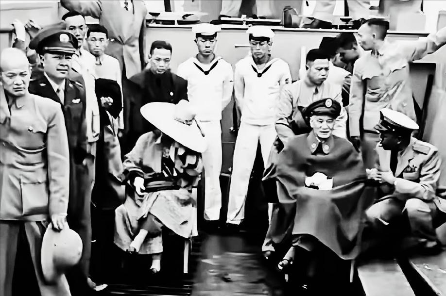 这是蒋介石和宋美龄最后撤离大陆时的凄凉一幕1949年12月，蒋介石在成都最难