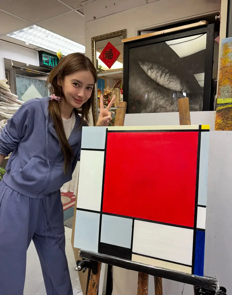 杨颖521晒日常生活随拍！穿白色吊带裙打扮清凉身材好
