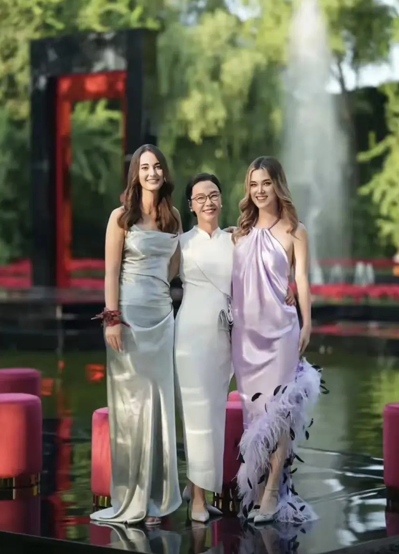 张丹红当年去德国拼事业，是一点也不拘谨的，因为找的老公不是华裔，是纯粹的外国人。