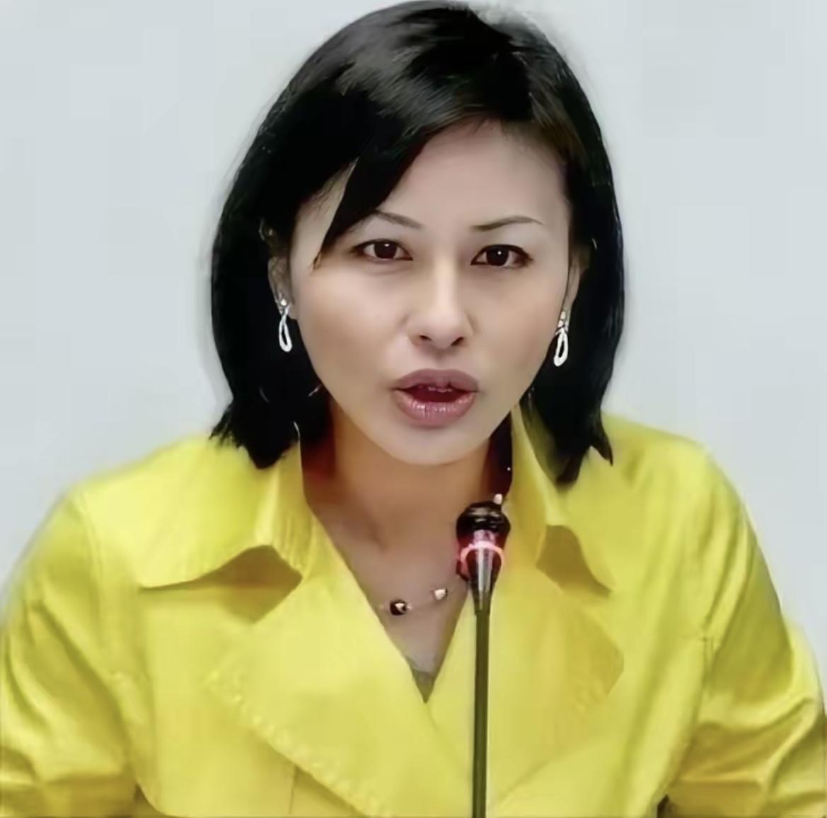 邱议莹真是刷新“台独”无耻下限！陪日本战犯后人祭拜二战“鬼子”，数典忘祖到这种地