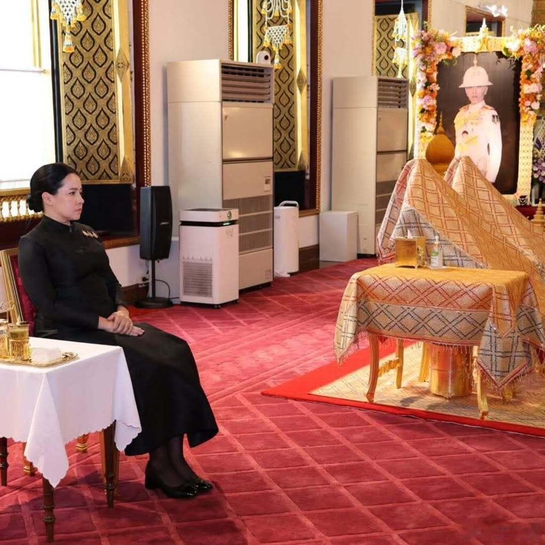 泰国王室🇹🇭6月24日，乌汶叻公主的大女儿普罗百灵在曼谷大皇宫内的碧曼拉塔