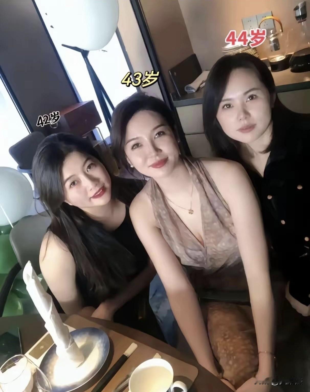 三个女人一台戏，女人四十一枝花。。。[赞]