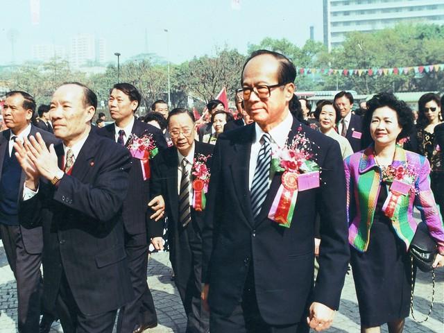 不查不知道，查了才知道！李嘉诚是唯一一个世界级企业家，有良心有底线有家国情怀的人
