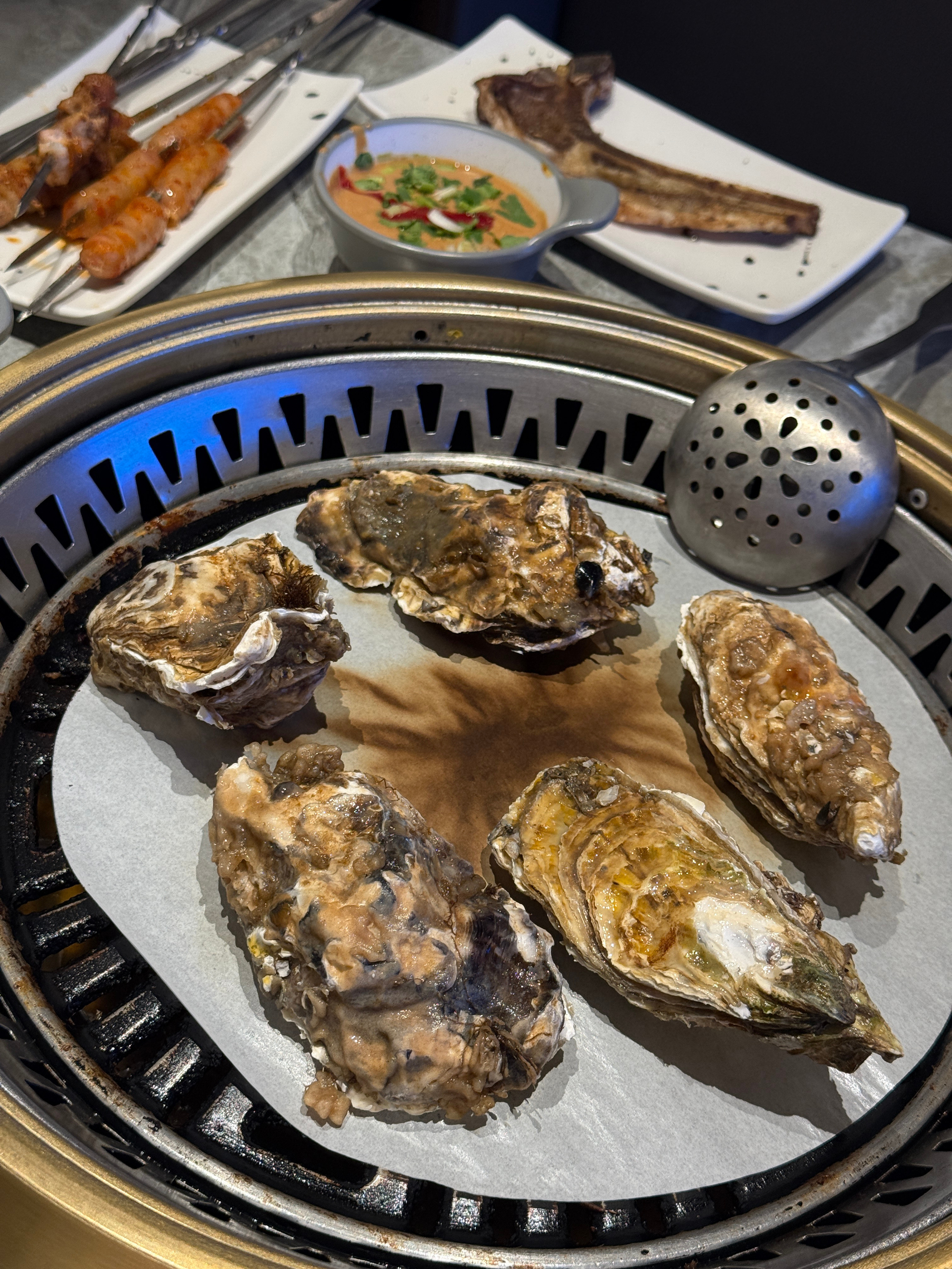 朴素的一餐和小酱在外面吃了个自助餐，我自己吃了15个生蚝、6个鸭掌，还有好多牛