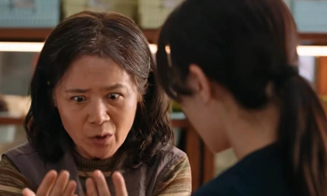 《利剑·玫瑰》第22集预告，瘸哥被通缉，刘纲跑路，章阿姨突然接到了匿名电话，对方