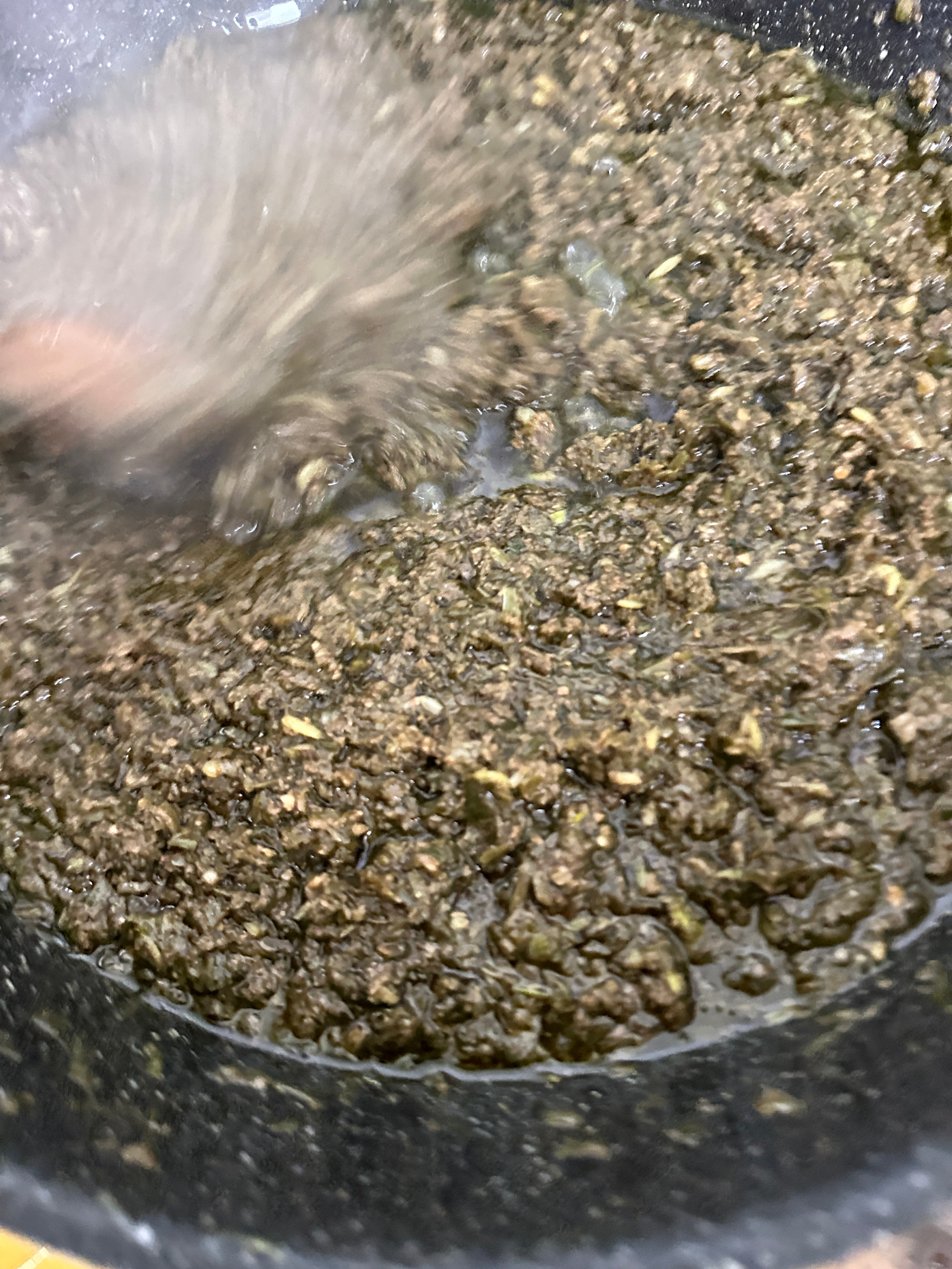 我爸在熬馄饨葱油好香呀葱油整瓶的放冷藏可以放很久！我试过了千万不能常温，冷藏我自