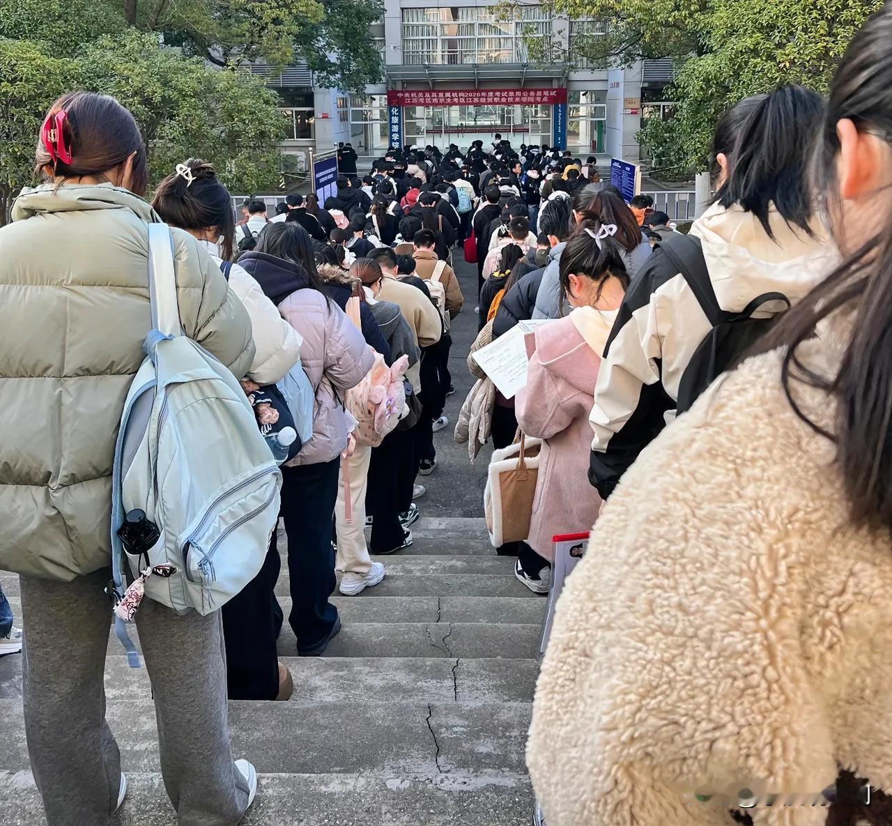 现在的国考相当于第二次高考，参考人数真多啊，竞争一年比一年大，绝大部分没考