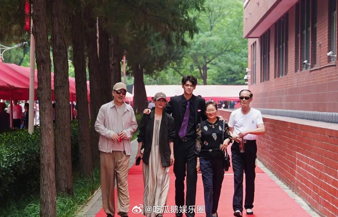 北京古戏楼偶遇到蒋勤勤一家五口，她和陈建斌带着小儿子还有公婆。别看蒋勤勤已50岁