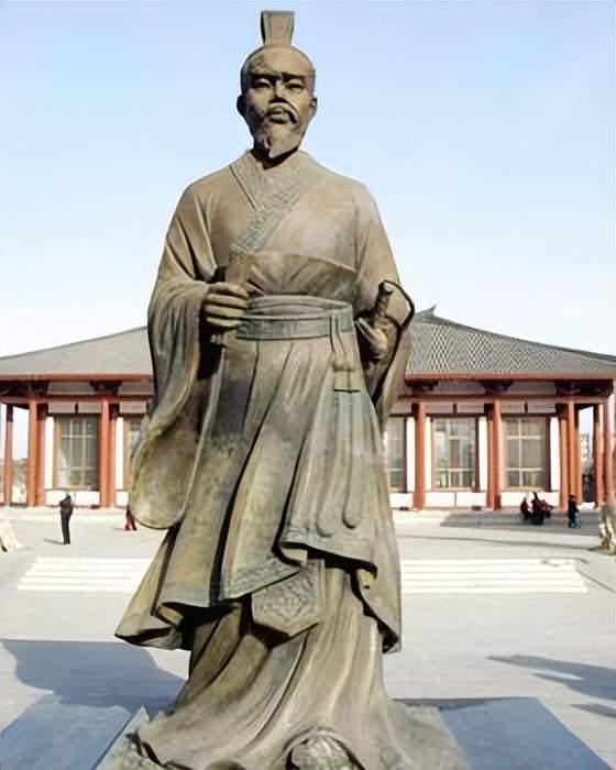 一个河北正定的老哥，带着50万秦军一路南下，这一去就是89年。他熬死了秦始皇，熬