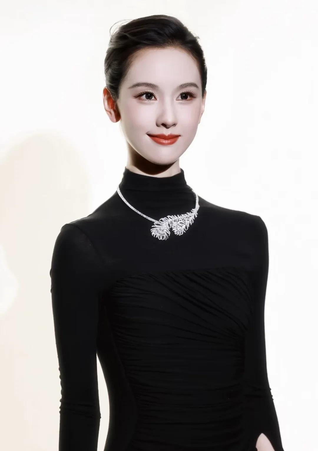 宝诗龙💎陈都灵宝诗龙上海新天地旗舰店的揭幕盛典中，陈都灵以极其惊艳的“黑天鹅