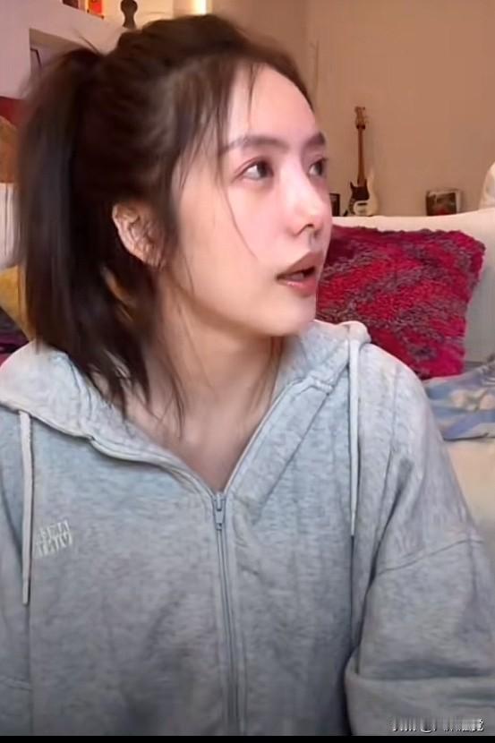 女明星蔡文静酒后直播吐心声，她说：因为我一把年纪了，就是他们让我喝酒，我就不喝，