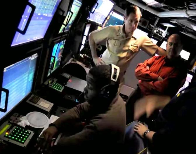 深海里漂了半年多，那艘英国核潜艇靠岸了。舱门打开时，里面的人脸色发灰，腿脚打晃