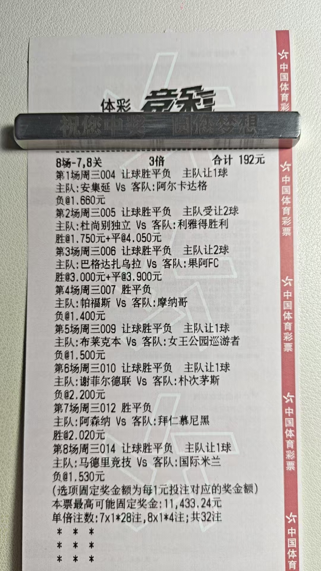 不必追光，你我皆是星辰；不必借势，奋斗自成铠。那些看似不起波澜的日复一日，终会在让你看到坚持的意义。