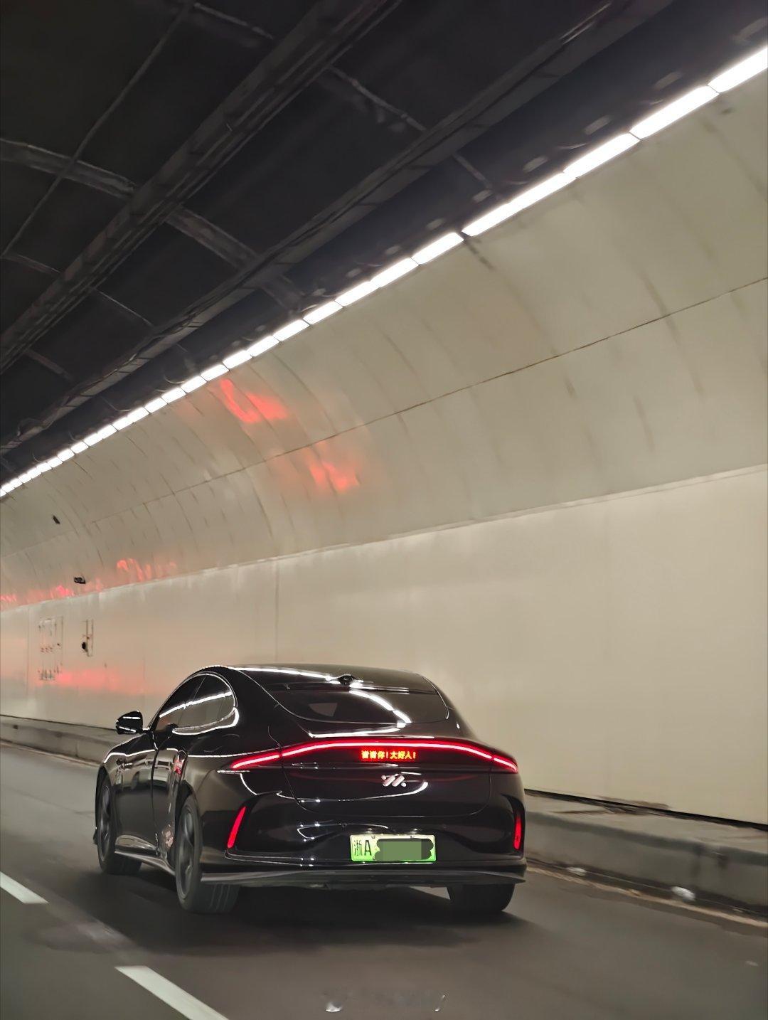 路怒症看了智己L6车屁股上的字马上都得心平气和。新能源汽车﻿智己新能源汽车﻿