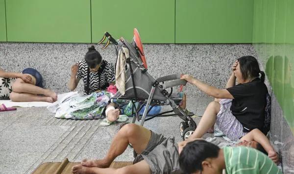 自从郑州市地铁站点开放供市民纳凉以来，这些举措为市民避暑提供了去处，特别为高空作