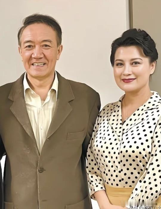 看这张合照，李幼斌算不上颜值出众，相貌普普通通，可他的妻子史兰芽长得端庄漂亮，气