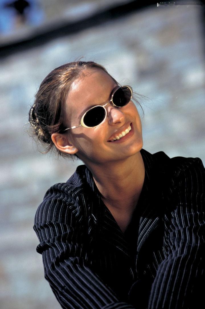 为啥真正的高人，都爱帮年轻人铺路？当下不管是职场打拼还是生活闯荡，不少人都抱