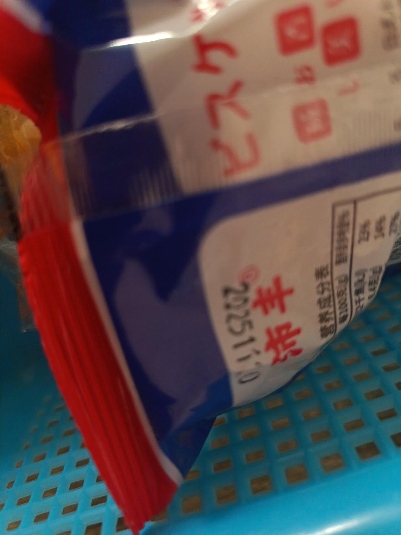 前两天，阿冬七十多岁的亲戚特意打电话来要阿冬去拿她做好的菜，阿冬再三推辞，亲戚再