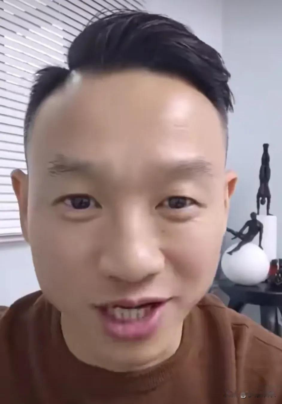 杨威，摊牌了！3月16日，体操奥运冠军杨威的一条视频看得我心里酸酸的。面对