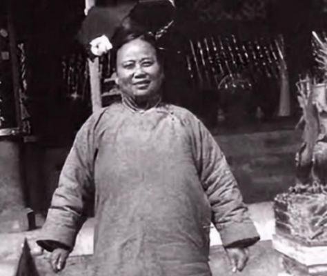 慈禧的贴身宫女回忆：入宫后，整晚都要侧着身子、夹紧双腿睡觉，期间不能改变姿势，其